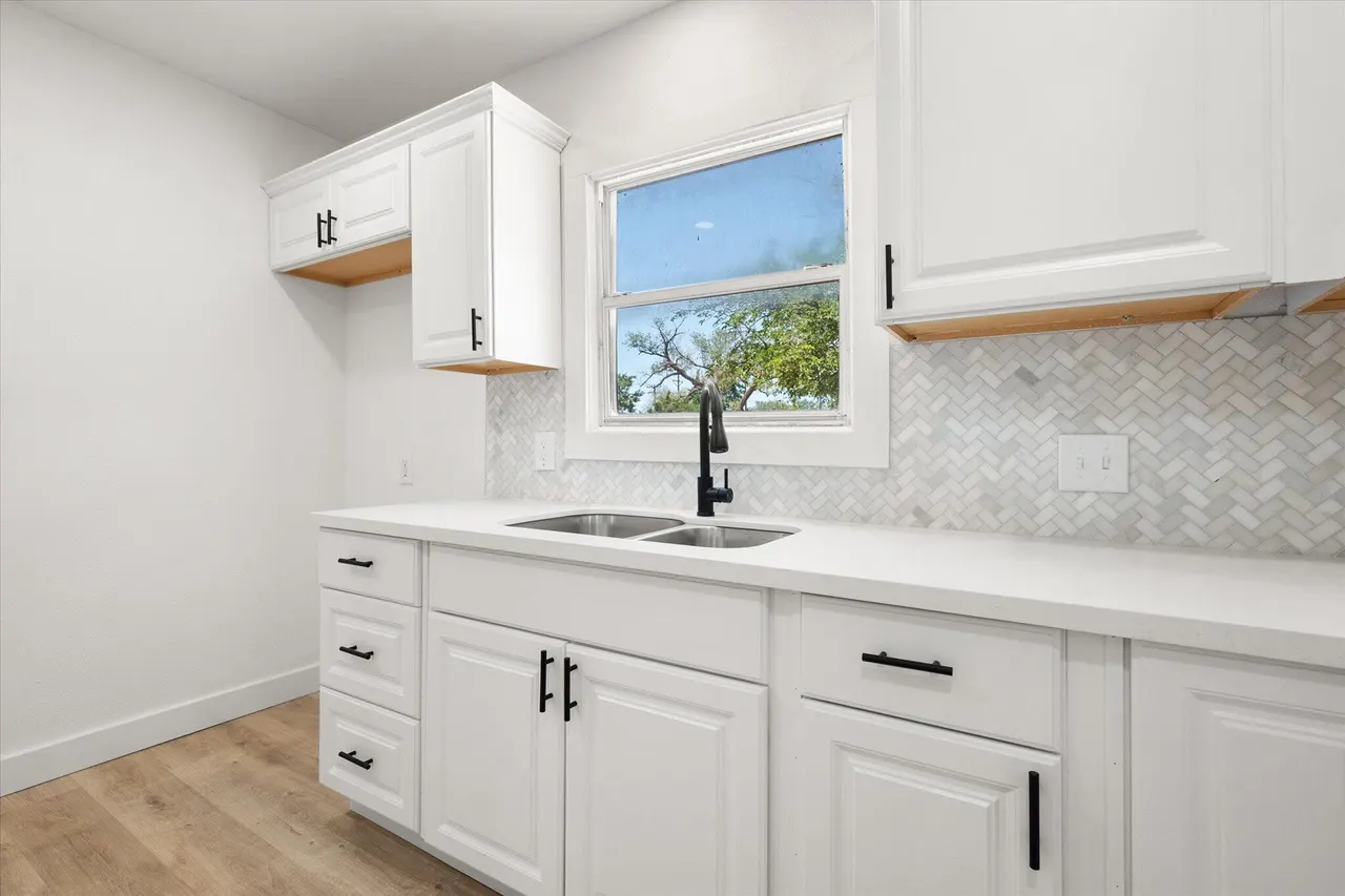 Photo 12 — 2425 32nd Street, Lubbock, TX 79411