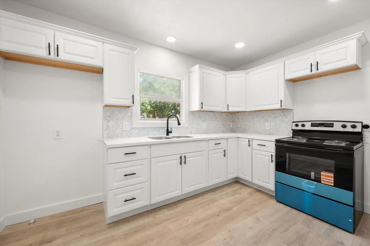 Photo 10 — 2425 32nd Street, Lubbock, TX 79411