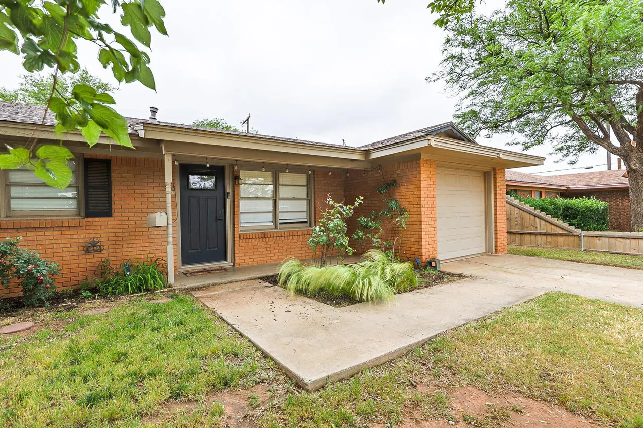 Photo 2 — 406 Bangor Avenue, Lubbock, TX 79416