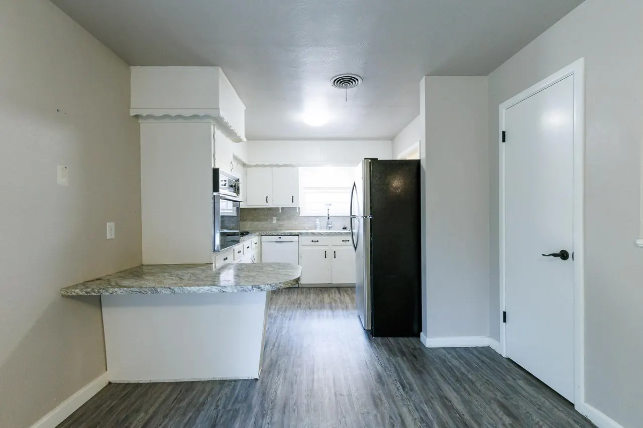 Photo 10 — 406 Bangor Avenue, Lubbock, TX 79416