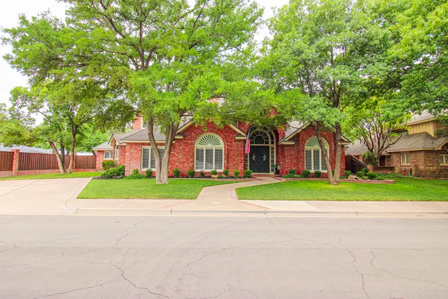 Photo 2 — 8708 Savannah Avenue, Lubbock, TX 79424