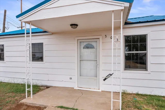 Front exterior — 303 Avenue F, Levelland, TX 79336