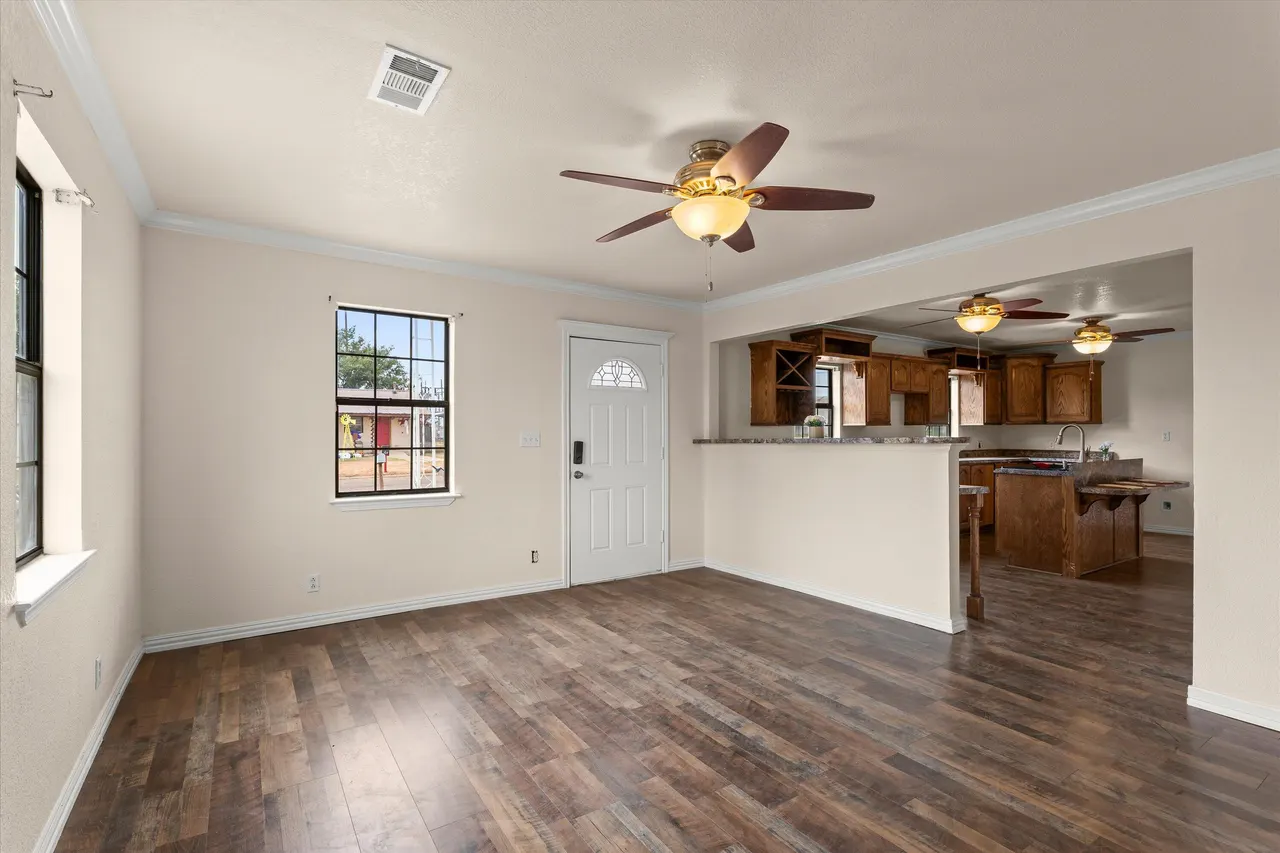 Photo 6 — 303 Avenue F, Levelland, TX 79336