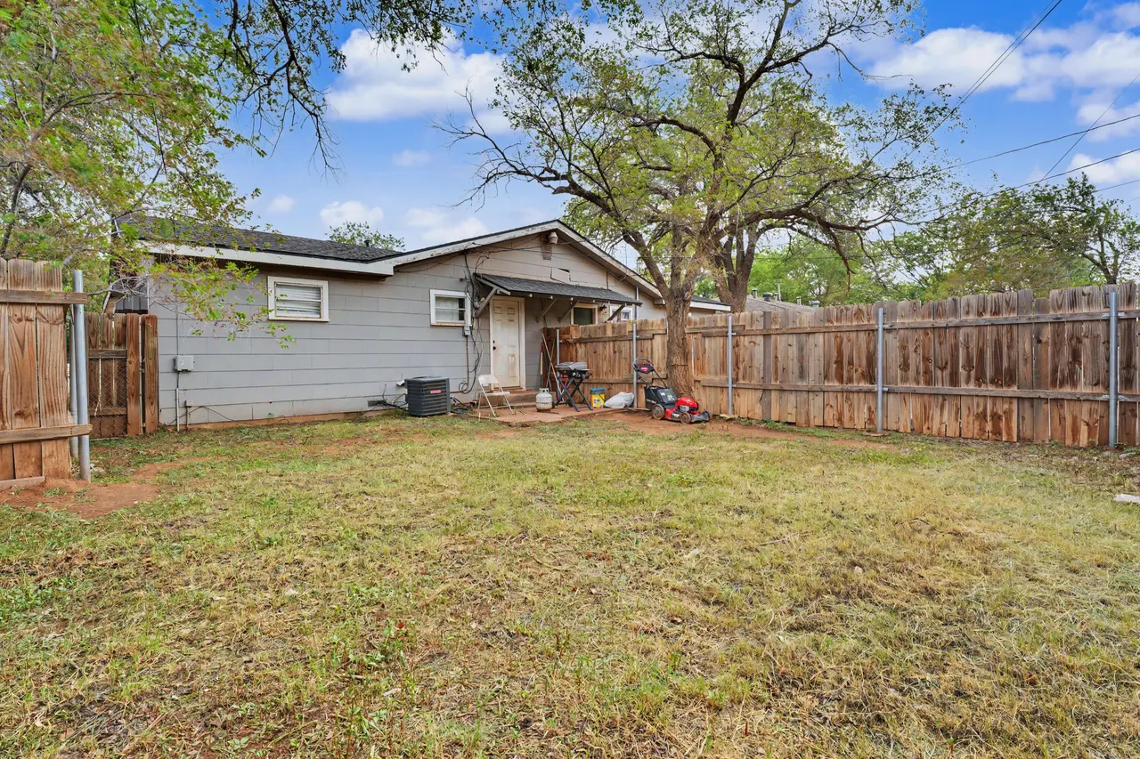 Photo 14 — 2117 35th Street, Lubbock, TX 79412