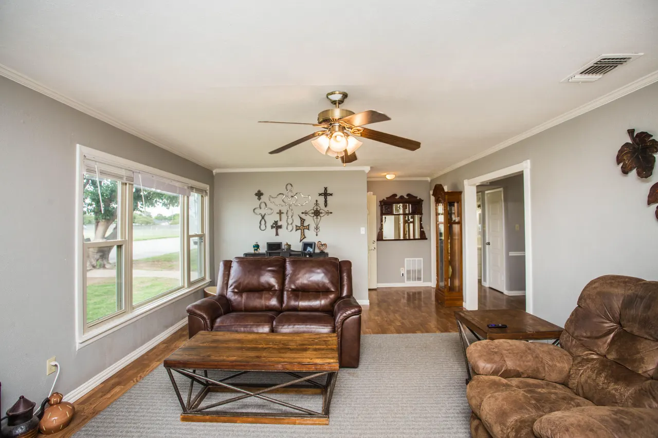 Photo 7 — 402 17th Street, Levelland, TX 79336