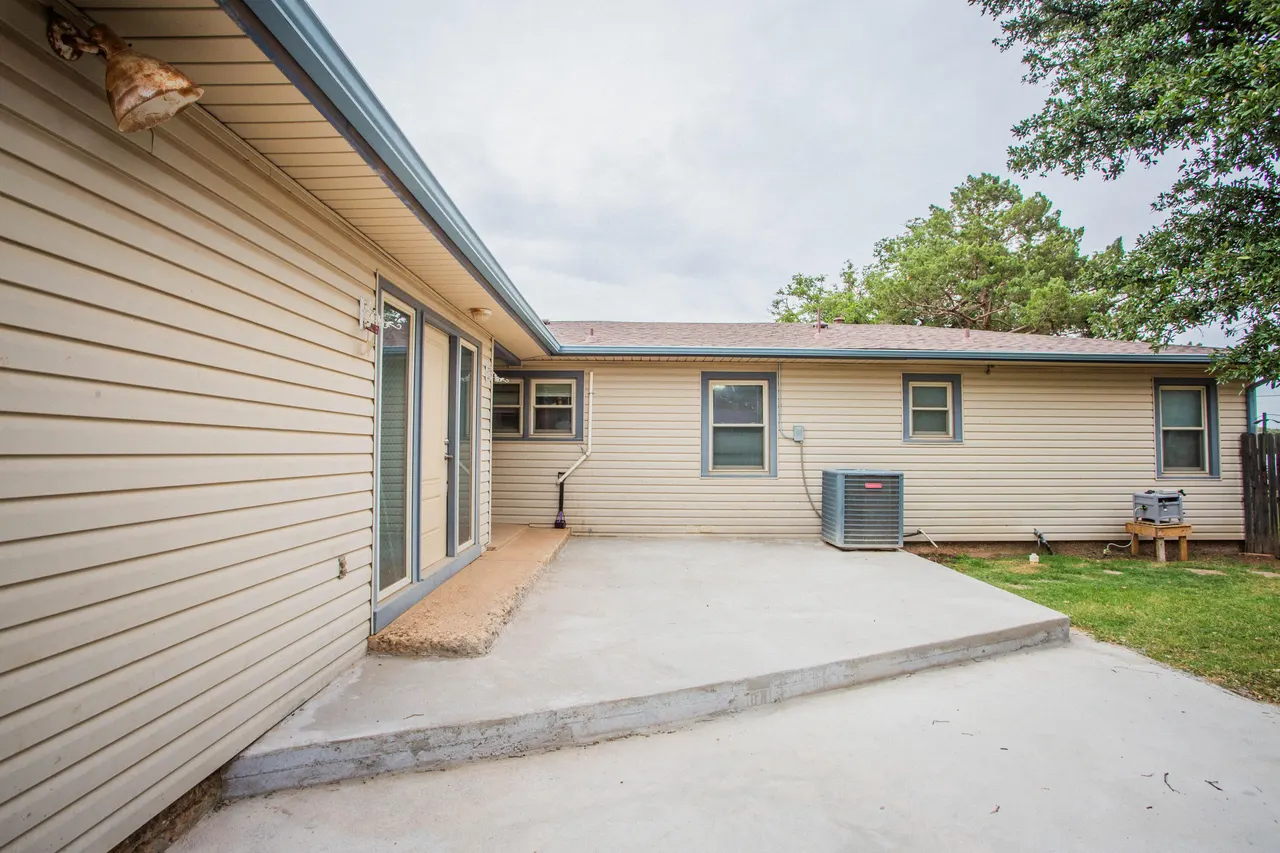 Photo 32 — 402 17th Street, Levelland, TX 79336
