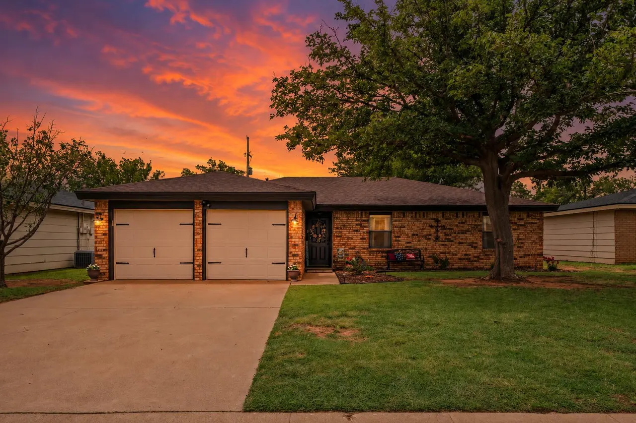 Photo 2 — 318 Walnut Street, Levelland, TX 79336