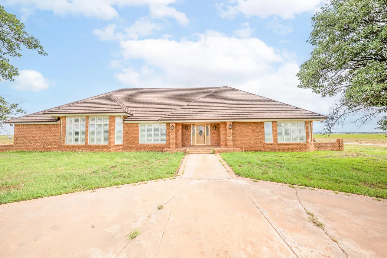Front exterior — 2210 W Division Street, Slaton, TX 79364