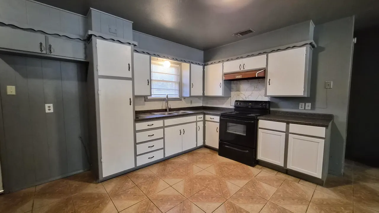 Photo 3 — 6108 Ave W, Lubbock, TX 79412