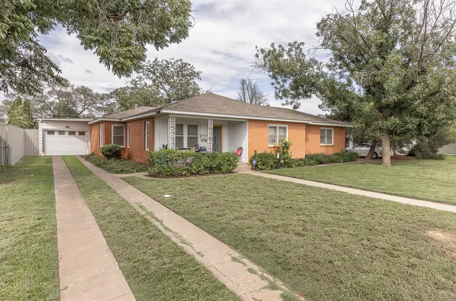 Photo 2 — 1718 28th Street, Lubbock, TX 79411