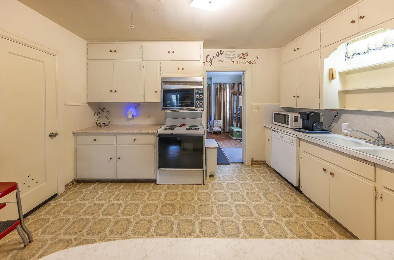 Photo 11 — 1718 28th Street, Lubbock, TX 79411