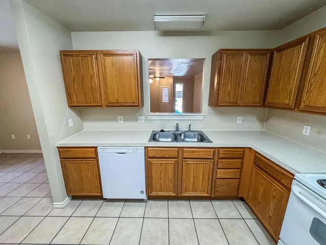 Photo 4 — 912 N Bangor Avenue, Lubbock, TX 79416