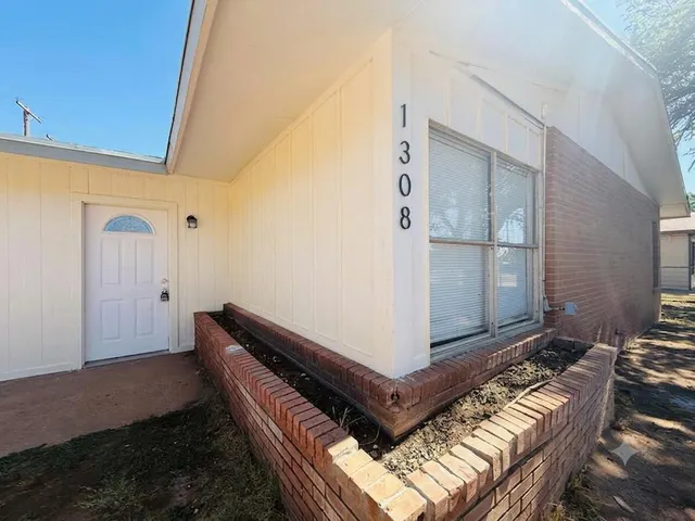 Photo 2 — 1308 61st Street, Lubbock, TX 79412