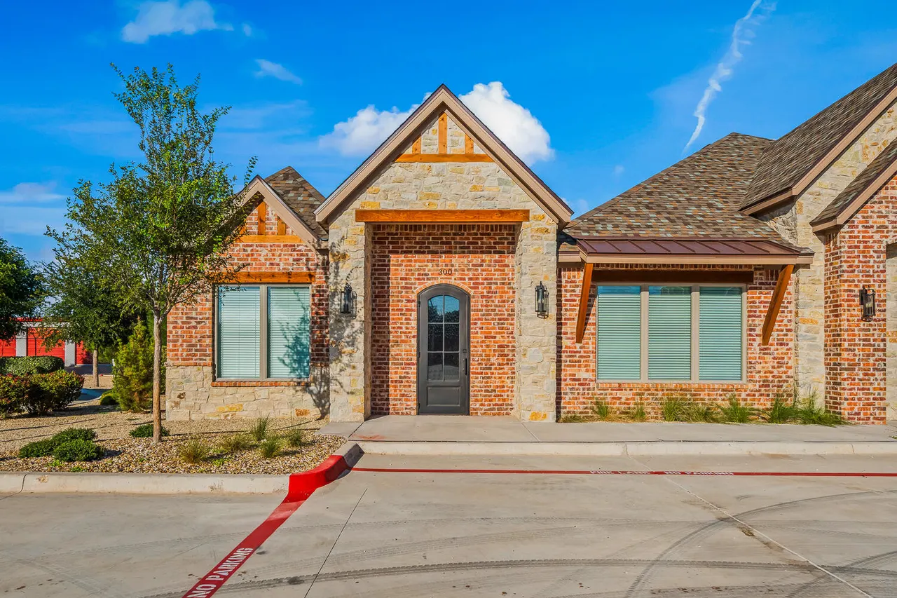 Photo 2 — 206 Slide Road, Lubbock, TX 79416