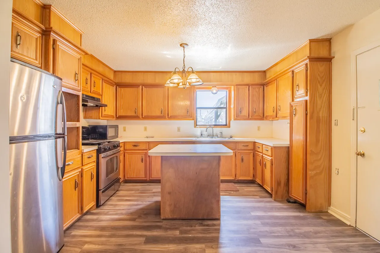 Photo 7 — 202 Avenue C, Levelland, TX 79336