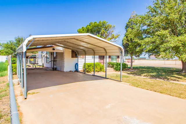 Photo 2 — 202 Avenue C, Levelland, TX 79336