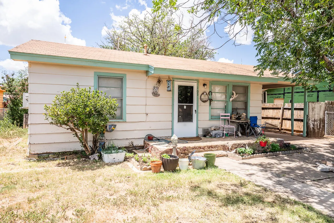 Front exterior — 105 N Avenue U, Lubbock, TX 79415