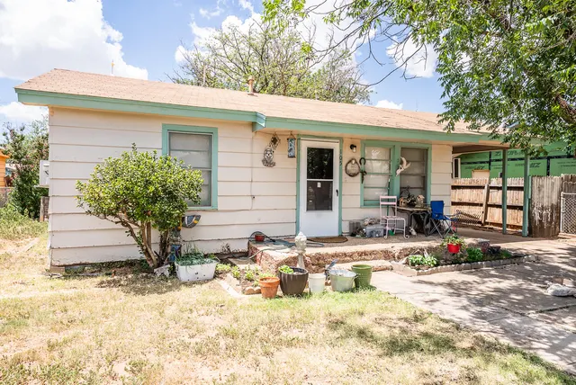 Front exterior — 105 N Avenue U, Lubbock, TX 79415