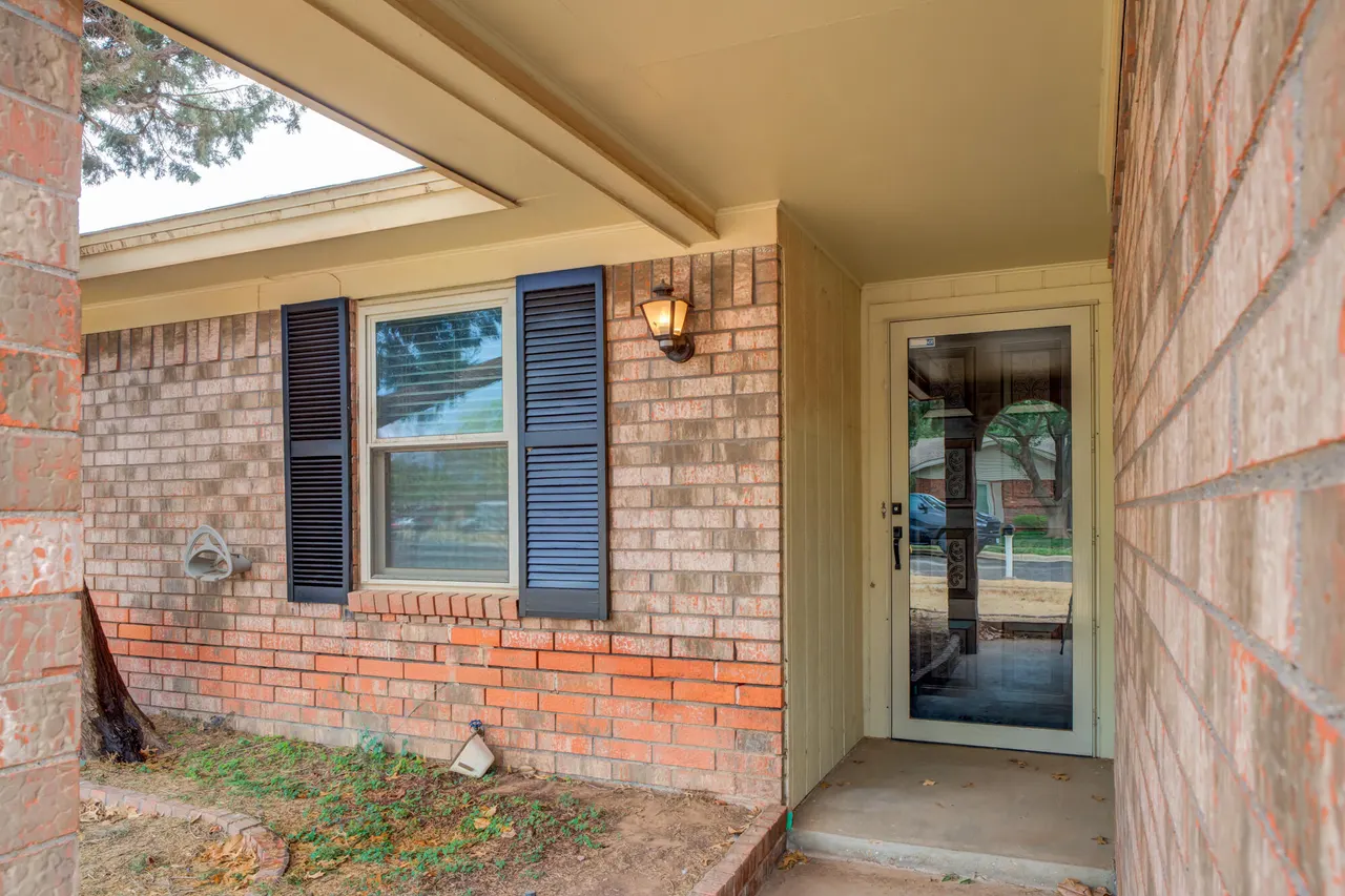 Photo 3 — 5517 1st Place, Lubbock, TX 79416