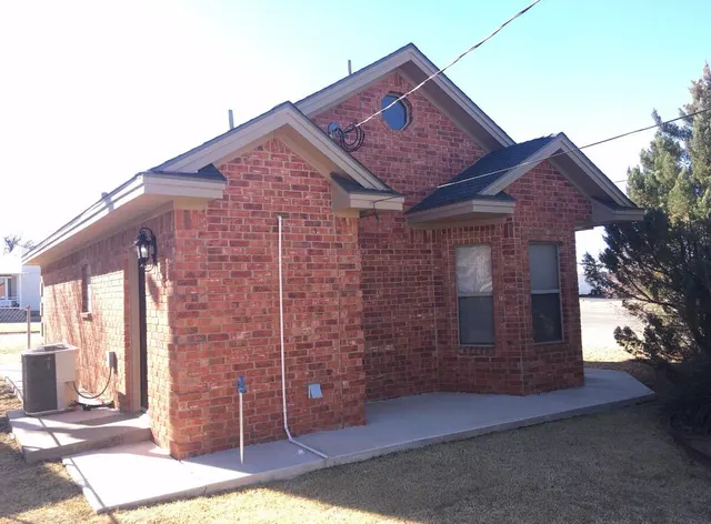 Photo 2 — 101 SE 6th Street, Plainview, TX 79072