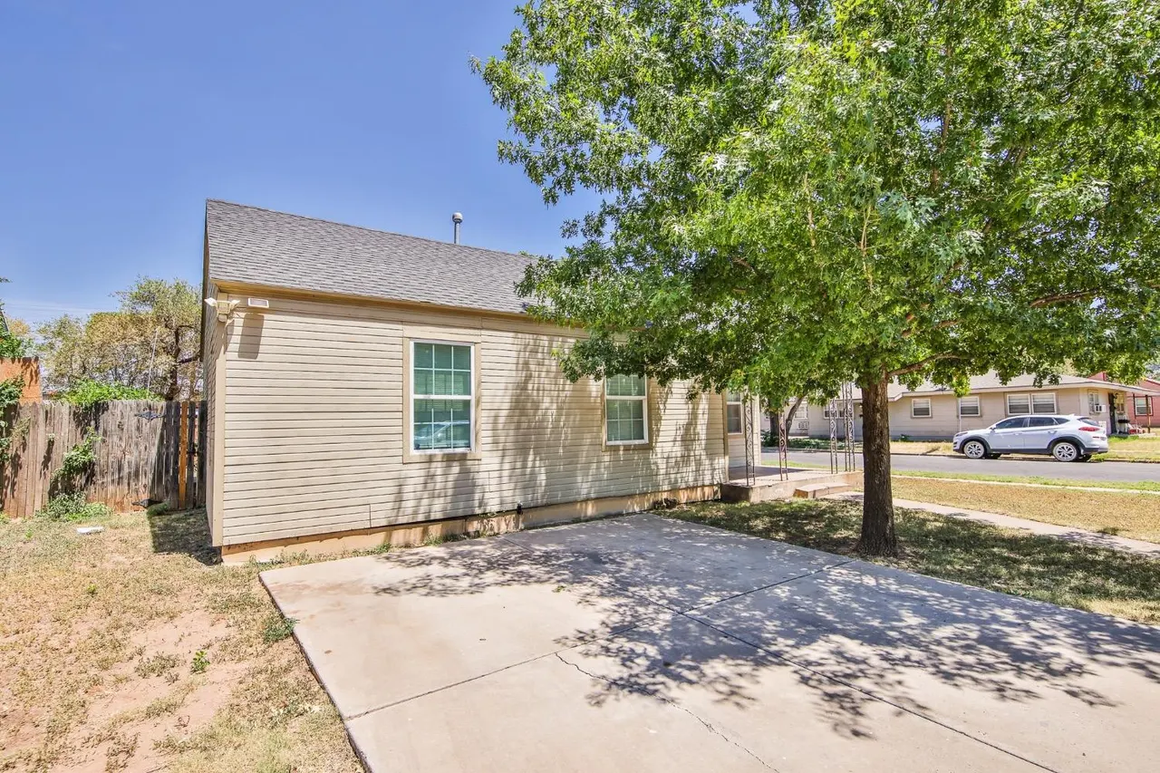 Photo 3 — 2302 20th Street, Lubbock, TX 79411
