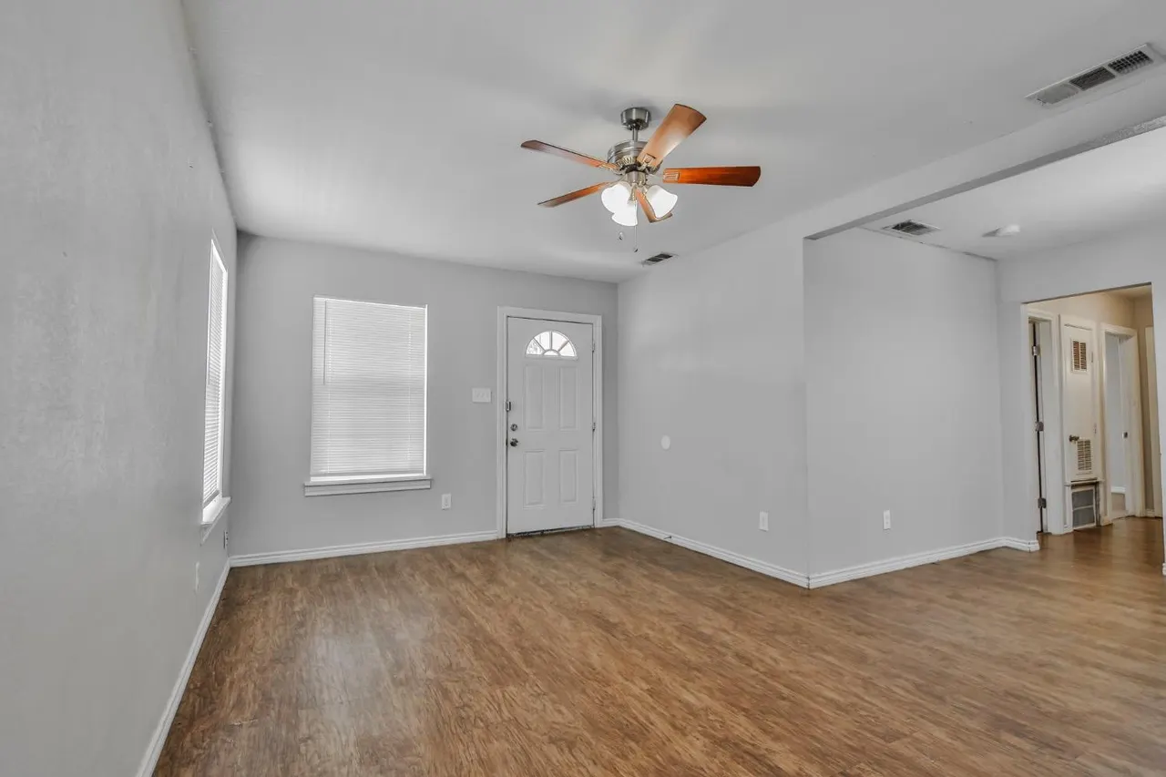 Photo 5 — 2302 20th Street, Lubbock, TX 79411