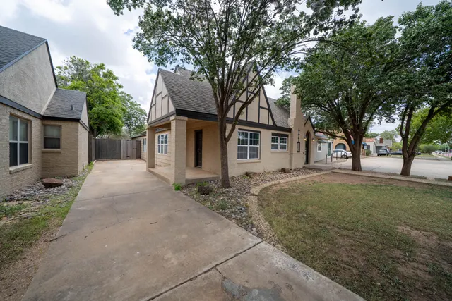 Photo 5 — 2409 20th Street, Lubbock, TX 79411