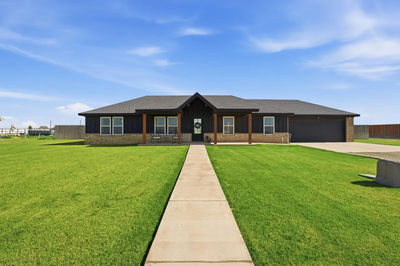 Front exterior — 7319 E County Road 6000, Idalou, TX 79329
