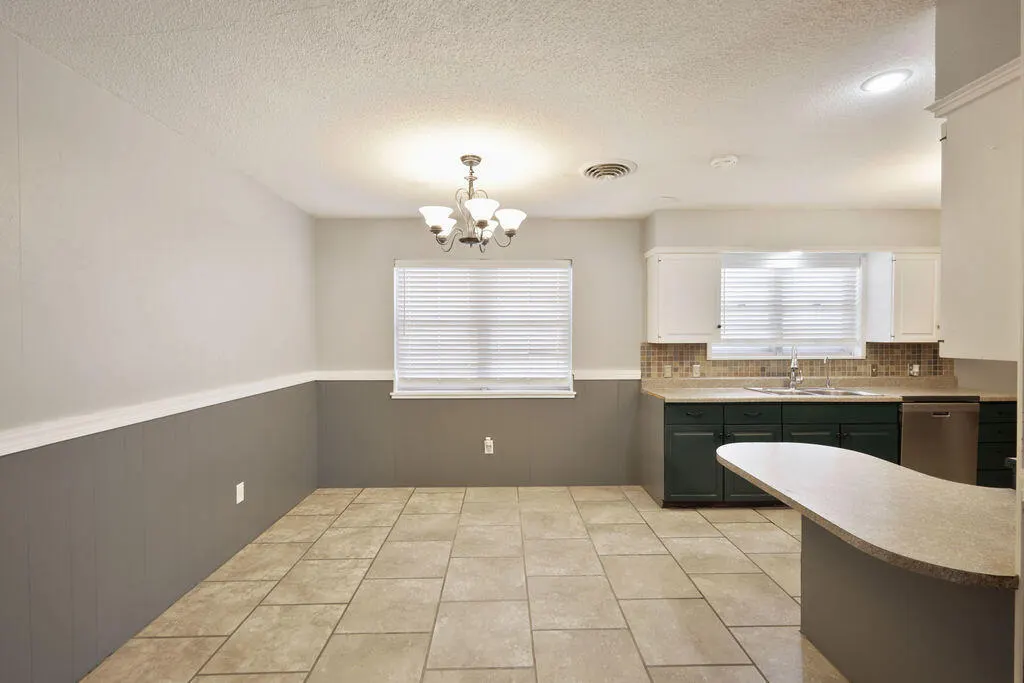 Photo 2 — 812 Holliday Street, Plainview, TX 79072