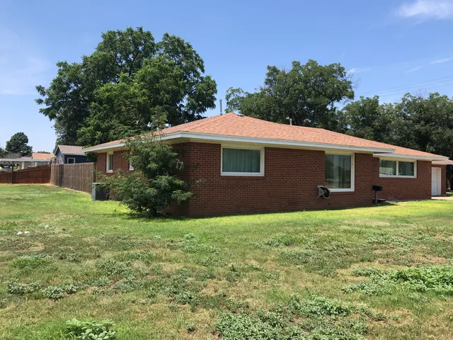 Photo 2 — 804 S Broadway Street, Plainview, TX 79072