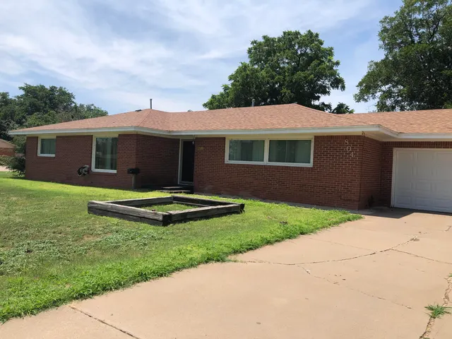 Photo 3 — 804 S Broadway Street, Plainview, TX 79072