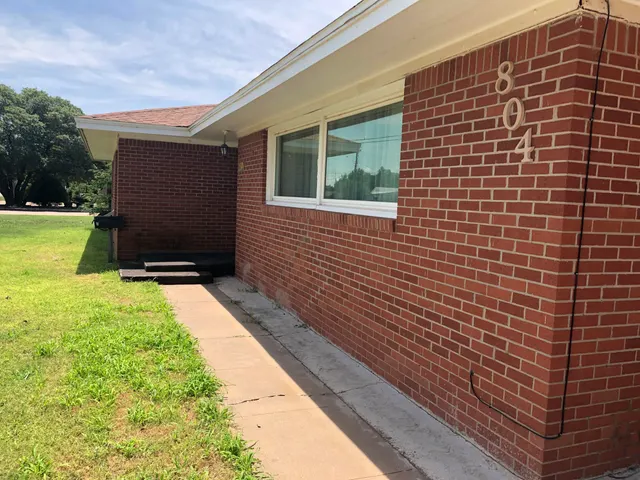 Photo 4 — 804 S Broadway Street, Plainview, TX 79072