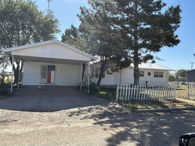 Front exterior — 1402 E 5th Street, Petersburg, TX 79250