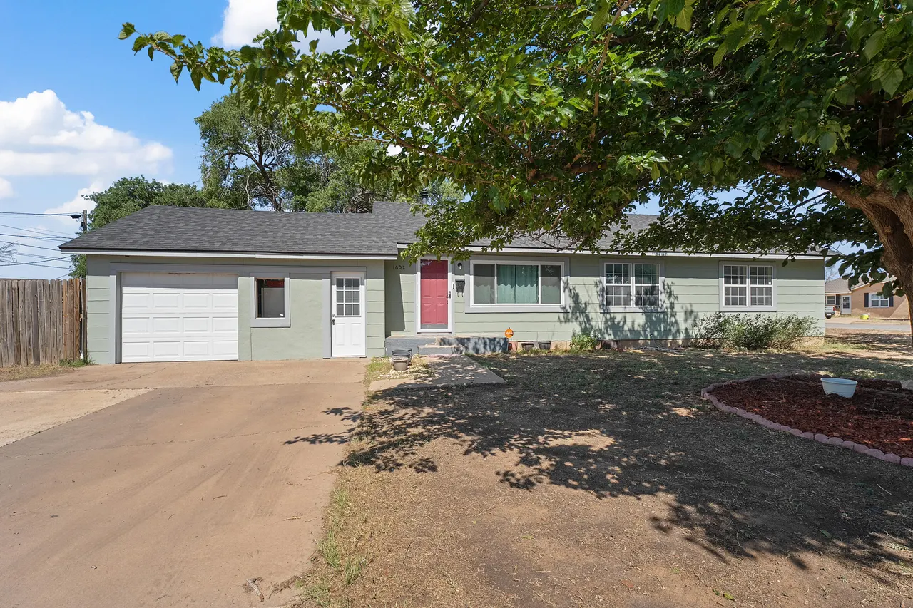 Front exterior — 1602 Avenue B, Levelland, TX 79336