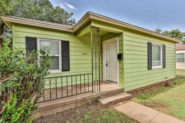 Photo 3 — 2405 30th Street, Lubbock, TX 79411