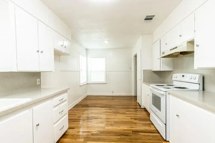 Photo 11 — 2405 30th Street, Lubbock, TX 79411