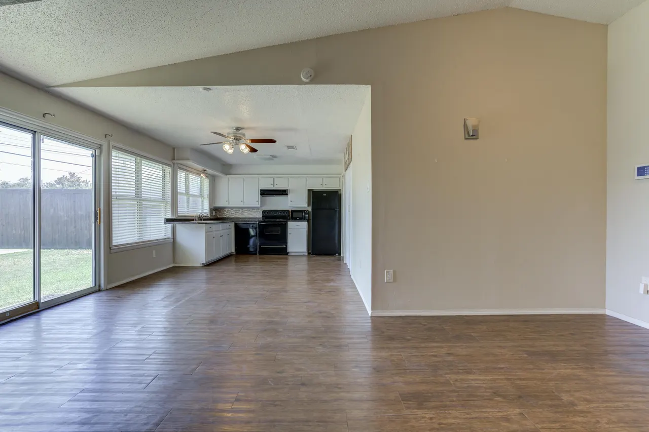 Photo 12 — 5427 34th Street, Lubbock, TX 79407