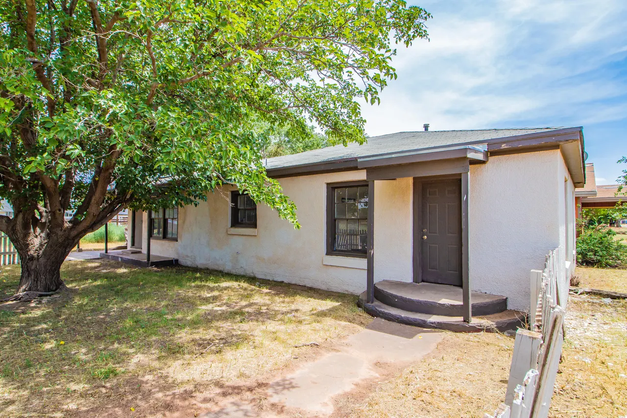 Front exterior — 305 E Lubbock Street, Slaton, TX 79364