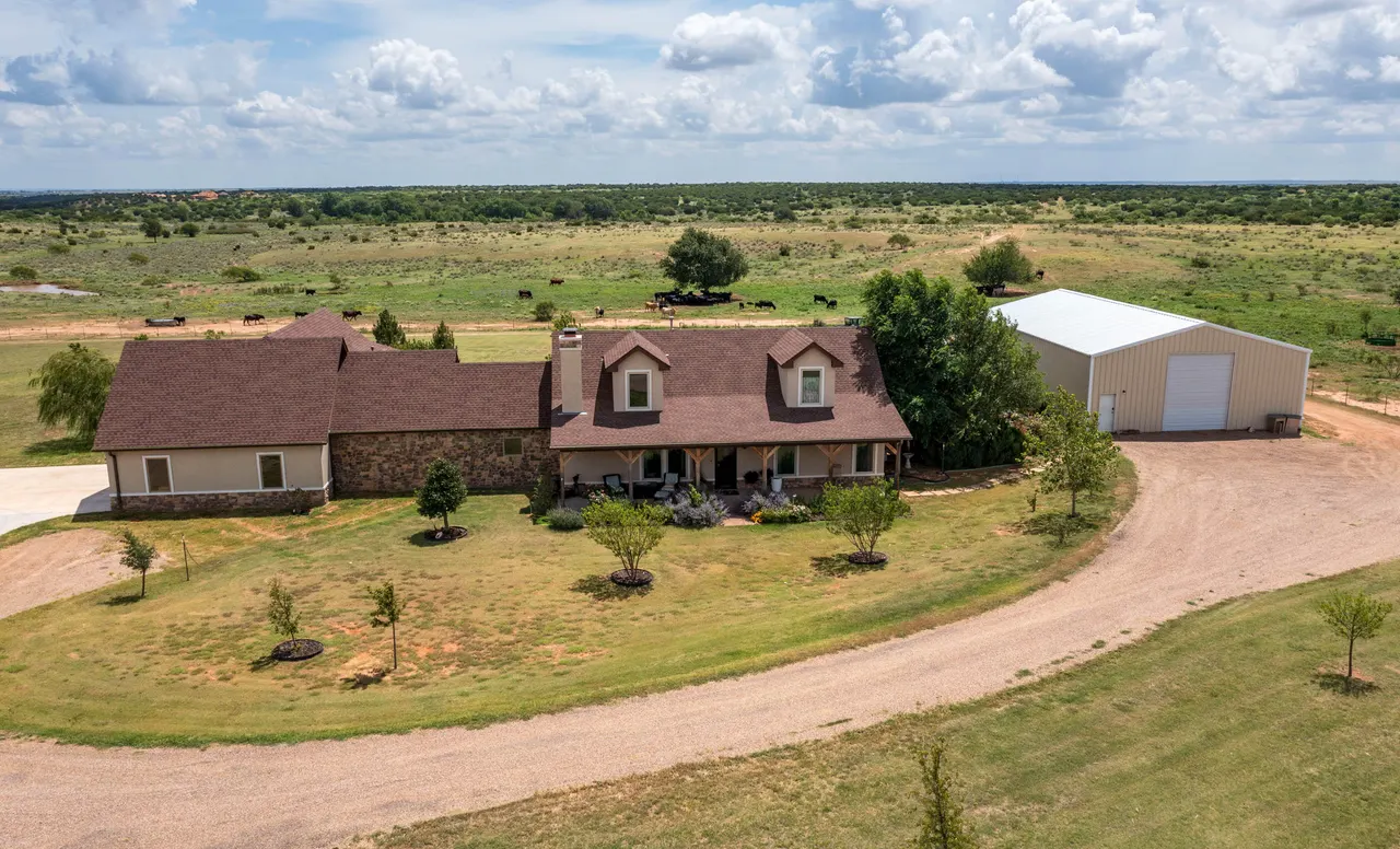 Photo 2 — 4166 County Road 13, Clarendon, TX 79226