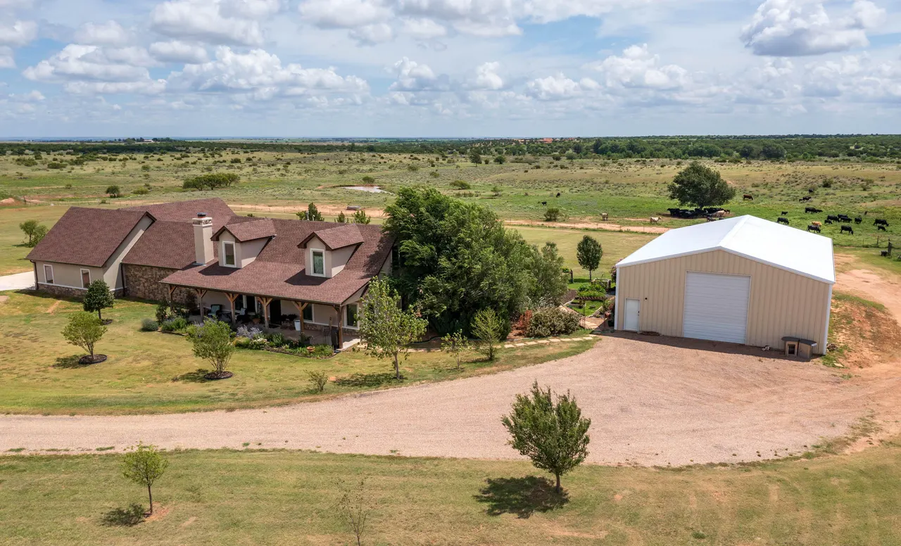 Photo 3 — 4166 County Road 13, Clarendon, TX 79226