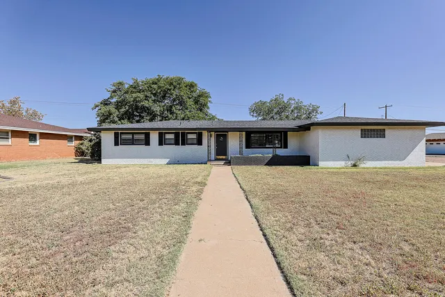 Front exterior — 1400 W Crosby Street, Slaton, TX 79364