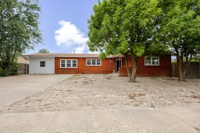 Front exterior — 615 W Avenue J, Muleshoe, TX 79347