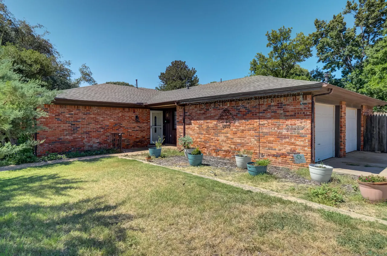 Photo 2 — 6902 Elgin Avenue, Lubbock, TX 79413
