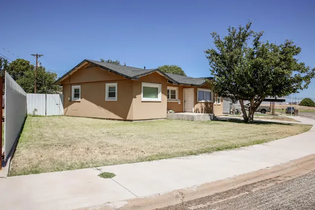 Photo 2 — 208 Flint Drive, Levelland, TX 79336