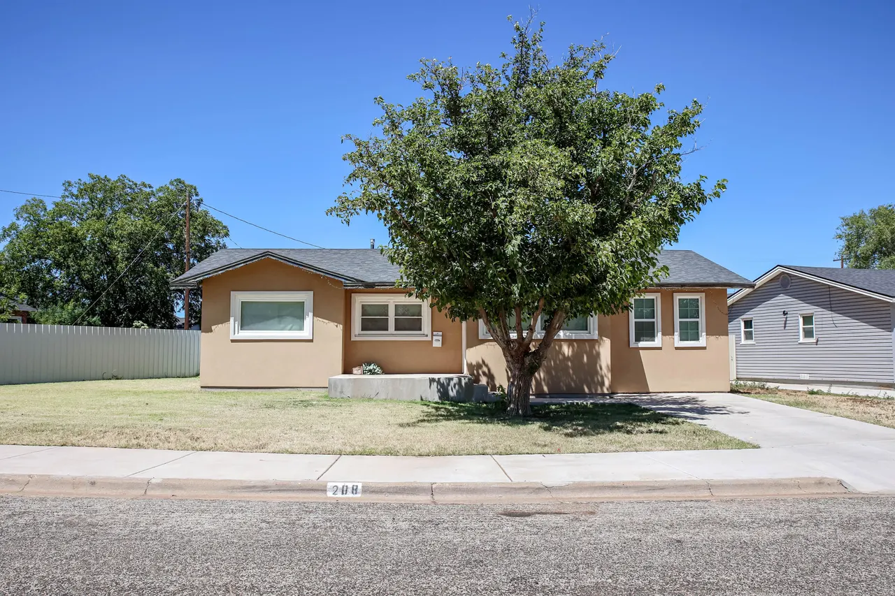 Front exterior — 208 Flint Drive, Levelland, TX 79336