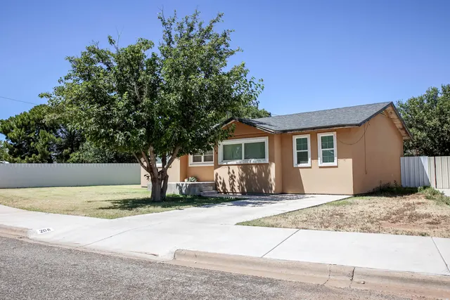 Photo 3 — 208 Flint Drive, Levelland, TX 79336