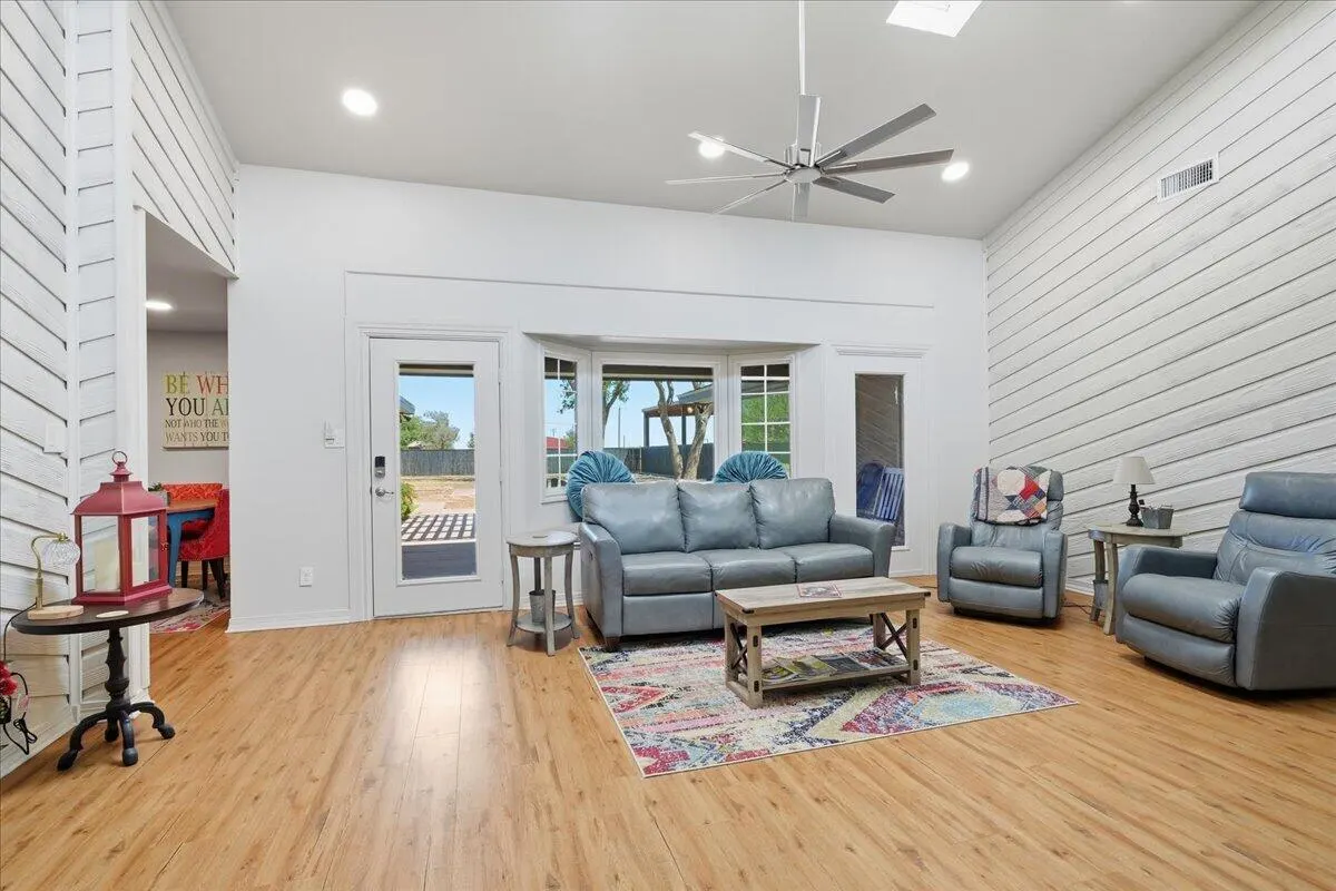 Photo 6 — 107 Wood Circle, Levelland, TX 79336
