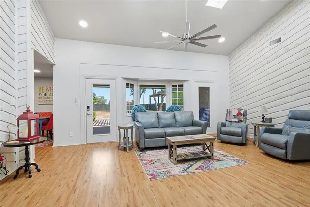 Photo 6 — 107 Wood Circle, Levelland, TX 79336