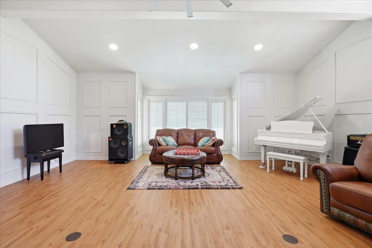 Photo 11 — 107 Wood Circle, Levelland, TX 79336