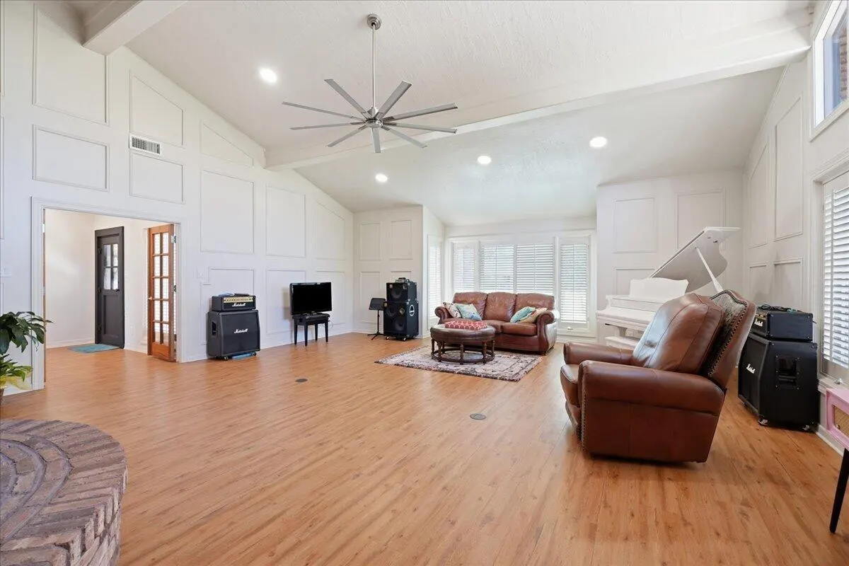 Photo 14 — 107 Wood Circle, Levelland, TX 79336